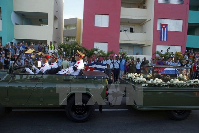 Trước đó, sáng 4/12 theo giờ Việt Nam, lễ mít tinh tưởng niệm Lãnh tụ Fidel Castro tại Santiago de Cuba đã diễn ra với sự tham dự của nhiều nhà lãnh đạo các nước và hàng chục nghìn người dân Cuba. (Nguồn: AP/TTXVN)