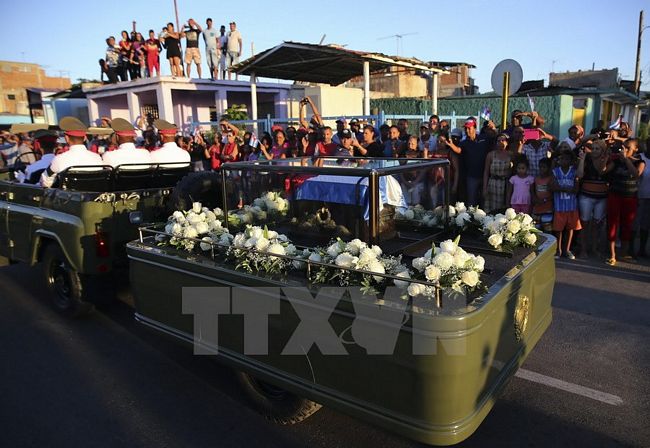 Xe chở bình tro cốt của cố Lãnh tụ Fidel Castro tới nghĩa trang Santa Ifigenia ở Santiago de Cuba. (Nguồn: EPA/TTXVN)