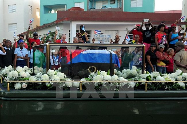 Xe chở bình tro cốt của cố Lãnh tụ Fidel Castro tới nghĩa trang Santa Ifigenia ở Santiago de Cuba. (Nguồn: AFP/TTXVN)