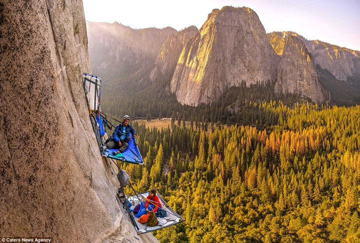 Nhiếp ảnh gia người Bỉ Alexandre Eggermont đã chụp lại những bức hình của một nhóm nhà leo núi liều mình cắm trại trên vách ở núi El Capitan, thuộc Công viên quốc gia Yosemite, Mỹ.