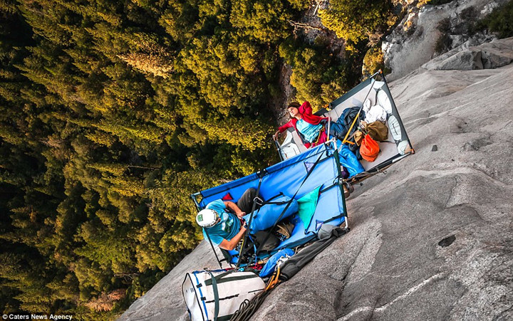 Để chinh phục đỉnh El Capitan, các nhà leo núi thường xuyên phải ngủ như thế này.