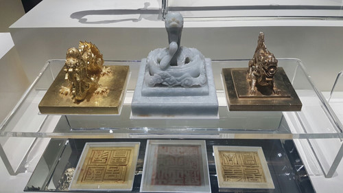 Trong số đó, có nhiều bảo vật vô cùng quý hiếm như kim bửu, ngọc tỷ - các loại ấn tín của triều Nguyễn.