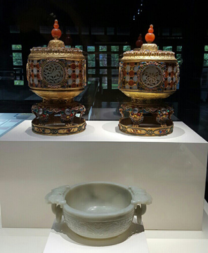 Bảo vật Hoàng cung triều Nguyễn được giới thiệu tại triển lãm từ ngày 6/12/2016 đến 5/1/2017 tại Bảo tàng Cổ vật Cung đình Huế (số 3 Lê Trực, thành phố Huế) và miễn phí tham quan. Triển lãm do Trung tâm Bảo tồn Di tích Cố đô Huế phối hợp Bảo tàng Lịch sử Quốc gia tổ chức.