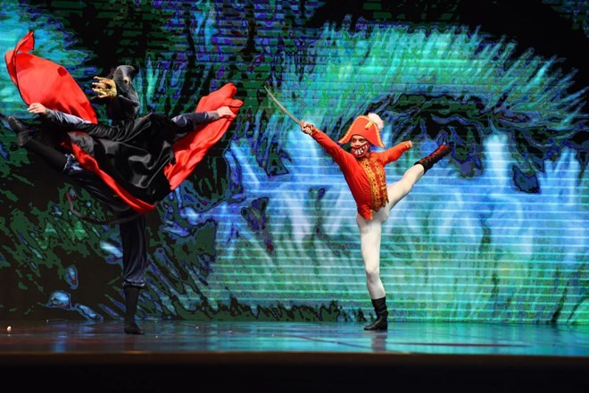 Nhưng điều tuyệt vời nhất chính là những màn múa đôi đầy thăng hoa của các nghệ sỹ đến từ Nhà hát Talarium Et Lux. (Ảnh: Giang Huy)