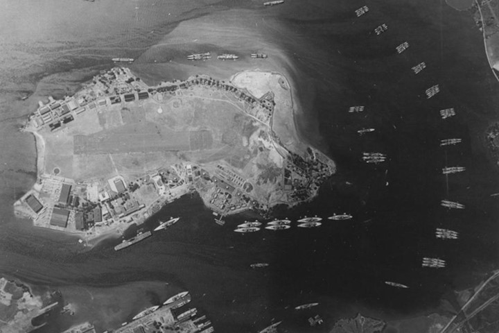 Bức không ảnh chụp đảo Ford ở Trân Châu cảng trước thời điểm Nhật Bản tập kích. Trong ảnh có tàu sân bay, chiến hạm, khu trục hạm, tuần dường hạm của hải quân Mỹ.