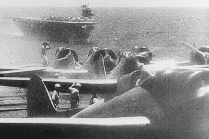 Các máy bay ném bom trên tàu sân bay Val kiểu 99 của hải quân Nhật chuẩn bị cất cánh để tấn công Trân Châu cảng. Phía xa là tàu sân bay Soryu.