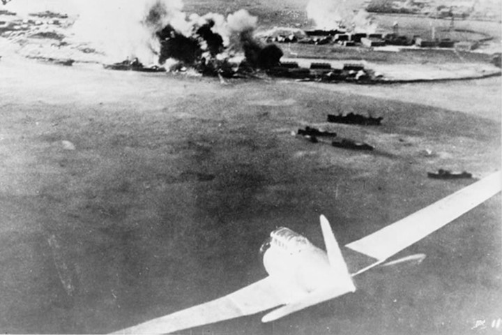 Tiền cảnh là một chiếc oanh tạc cơ Nhật. Ảnh do phi công Nhật chụp khi công kích Trân Châu cảng