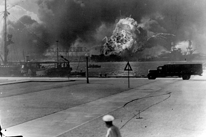 Góc chụp khác về còn tàu khu trục USS Shaw đang phát nổ. Sau trận Trân Châu cảng này, Mỹ chính thức bước vào Thế chiến 2.