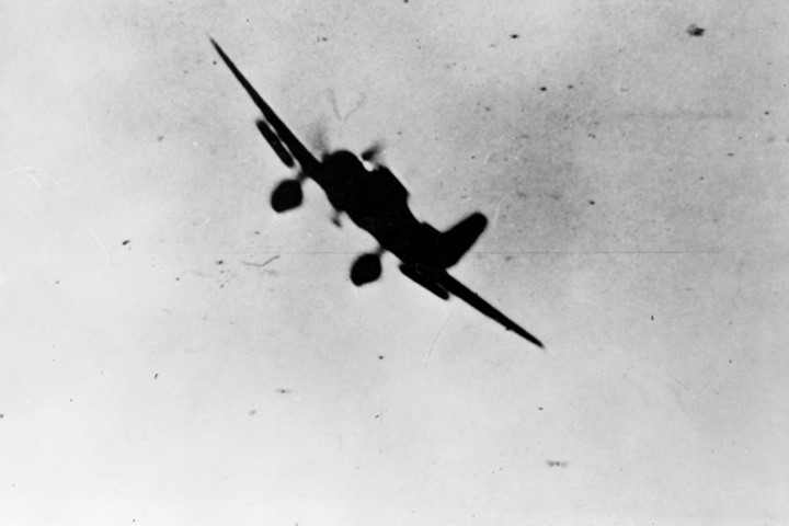 Máy bay ném bom xuất kích từ tàu sân bay Val kiểu 99 của hải quân Nhật.