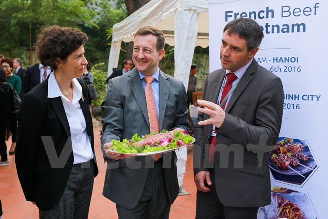 Tại đây, Ngài Đại sứ cũng đã giới thiệu với thực khách các loại thịt bò nổi tiếng của Pháp. (Ảnh: Minh Sơn/Vietnam+)