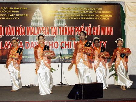 Các em học sinh Malaysia biểu diễn văn nghệ chào mừng “ Ngày hội Văn hóa Malaysia tại thành phố Hồ Chí Minh.” Ảnh minh họa. (Nguồn: TTXVN)