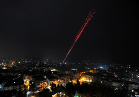 Quân đội chính phủ Syria bắn hàng loạt đạn lên trời mừng chiến thắng khi tái chiếm được Aleppo, Syria từ tay phe đối lập. 
