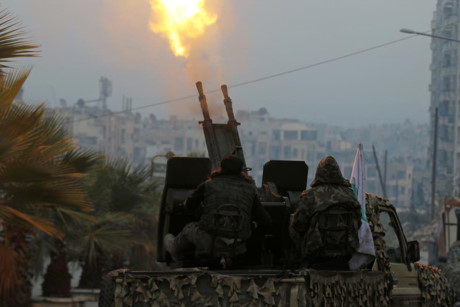 Hai thành viên thuộc phe đối lập có tên Quân đội Syria tự do (FSA) với vũ khí chống máy bay giao tranh với quân chính phủ. 