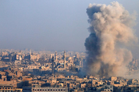 Cột khói dày đặc bốc lên từ một khu vực do phe chính phủ kiểm soát ở Aleppo, Syria. 