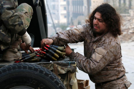 Một tay súng thuộc FSA đang chuẩn bị đạn dược ở khu vực do phe đối lập kiểm soát ở Aleppo trước khi bị quân chính phủ Syria đánh bại. 