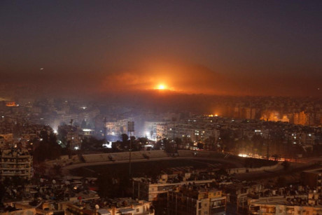 Khói và lửa bốc lên sau một cuộc không kích vào khu vực của phe nổi dậy ở Aleppo. 