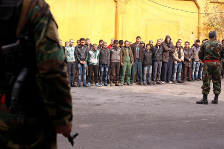 Binh sĩ chính phủ Syria kiểm tra tại quận Sheikh Saeed của Aleppo sau khi giành lại từ phe đối lập. 