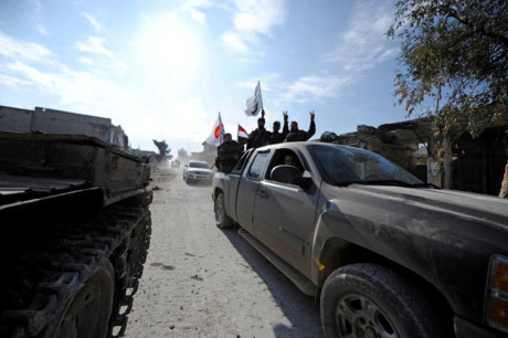 Quân đội chính phủ Syria ra dấu hiệu chiến thắng sau khi chiếm được quận Sheikh Saeed ở Aleppo.