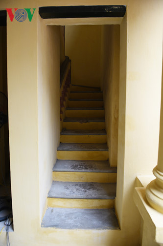 Cầu thang lên tầng 2, đây chính là nơi ở và làm việc của Chủ tịch Hồ Chí Minh. 
