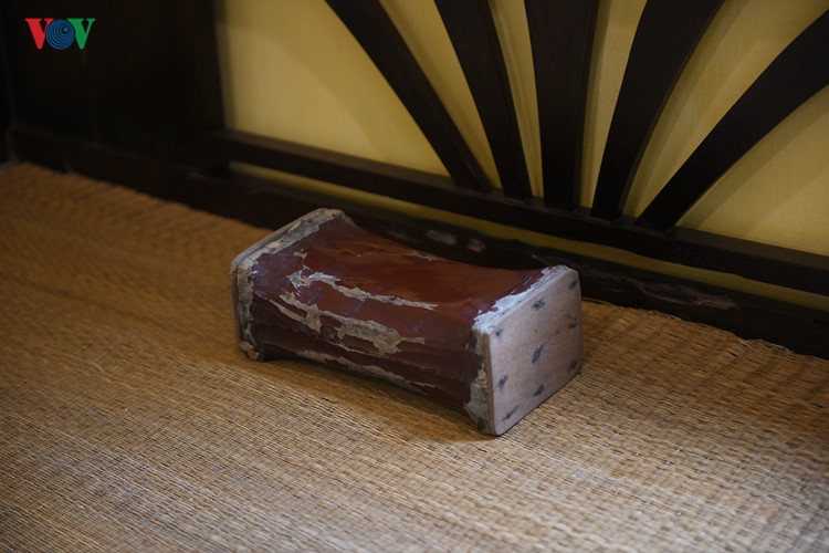 Chiếc giường gỗ đơn sơ với tấm chiếu cói, chiếc gối gỗ nhỏ -nơi Bác nghỉ ngơi những ngày ở Vạn Phúc.