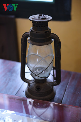Chiếc đèn nhỏ trên bàn làm việc của Bác.
