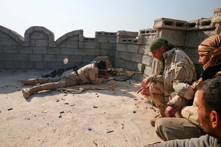 Các thành viên của lực lượng quân đội Iraq trong một trận giao tranh với phiến quân Nhà nước Hồi giáo (IS) tự xưng ở phía Nam Mosul. 