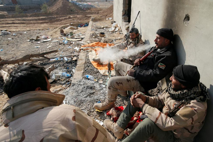 Giây phút thư giãn hiếm hoi của binh lính thuộc lực lượng Iraq tham gia chiến dịch giải phóng Mosul.