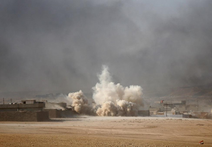 Khói bốc lên trong trận giao tranh giữa các lực lượng Iraq và phiến quân IS ở làng Al-Qasar ở Đông Nam Mosul.