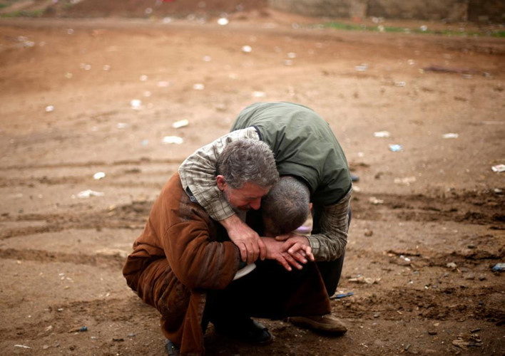 Một người cha khóc thương con trai bỏ mạng dưới bàn tay IS ở khu phố al-Samah.