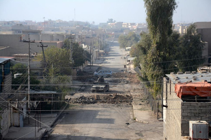 Giao tranh ác liệt ở Mosul khiến cơ sở hạ tầng của thành phố này bị tàn phá nặng nề. Lính Iraq quan sát động thái của phiến quân IS ở Intisar, đông Mosul.