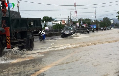 Quốc lộ 1A đoạn qua TP Cam Ranh (Khánh Hòa) bị ngập.