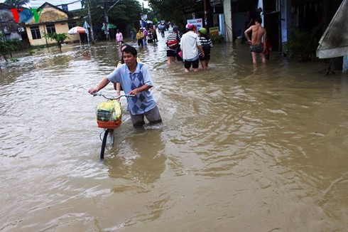 Nhiều vùng ngoại ô Nha Trang vẫn còn ngập nặng.