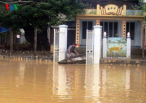 Mặc dù nước lũ đang rút nhưng xã Vĩnh Ngọc, TP Nha Trang vẫn ngập sâu.