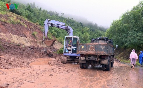 Đất đá sạt lở trên tuyến ĐT643 –đường cứu hộ cứu nạn tránh lũ Tuy An-Sơn Hòa.