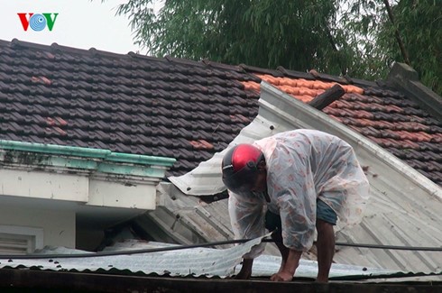 Người dân huyện Đông Hòa, Phú Yên sửa chữa lại nhà cửa sau lốc xoáy.