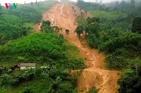 Đất đá từ đỉnh núi Cà Zút sạt xuống cô lập 50 hộ thôn Trà Khương, xã Trà Lâm, huyện Trà Bồng, tỉnh Quảng Ngãi.
