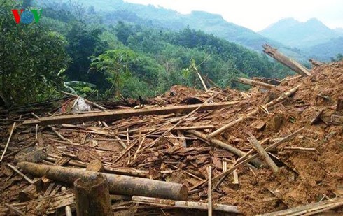Nhà của ông Hồ Văn Phú thôn Trà Khương, xã Trà Lâm, huyện Trà Bồng bị vùi lấp trong bùn đất.