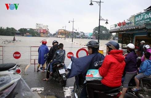 Chính quyền thành phố Huế rào chắn ở tràn Đập Đá tránh nguy hiểm cho người qua lại khi nước lũ dâng cao.