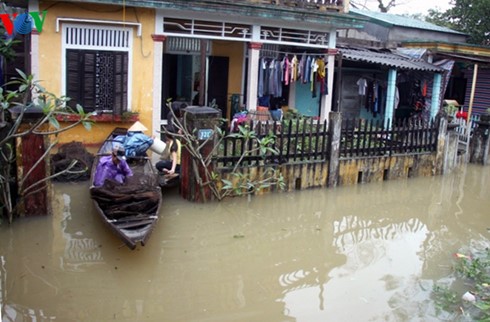 Nhà dân ở xã Hương Vinh, thị xã Hương Trà, Thừa Thiên -Huế bị ngập phải di chuyển bằng thuyền.