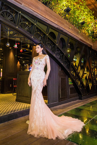 Sự thay đổi hình ảnh hiếm hoi của Trương Thị May cũng khiến nhiều người thích thú. Mặc dù bộ váy không quá sexy, nhưng tổng hòa chung nó đã mang tới một hiệu ứng đặc biệt cho Trương Thị May. Cô là một trong những người đẹp nổi bật nhất trong sự kiện.