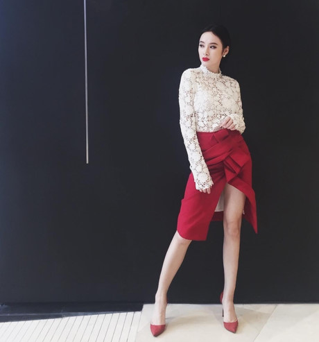 Nhờ mix ăn ý áo ren trắng và chân váy quấn gam màu đỏ rực rỡ, Angela Phương Trinh đã khai thác triệt để lợi thế vóc dáng, tô đậm vẻ quyến rũ, không kém phần tinh tế.
