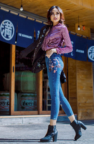 Đặc biệt, chiếc skinny jeans và đôi giày cao gót đã thực sự tôn lên đôi chân dài 1m12 của Ngọc Châu.