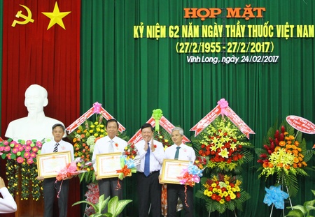 Bí thư Tỉnh ủy trao Bằng khen của Thủ tướng Chính phủ cho 3 cá nhân