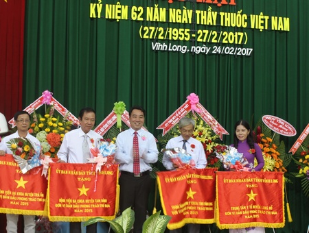 Phó Chủ tịch UBND tỉnh- Lữ Quang Ngời trao Cờ thi đua xuất sắc của UBND tỉnh cho 4 tập thể.
