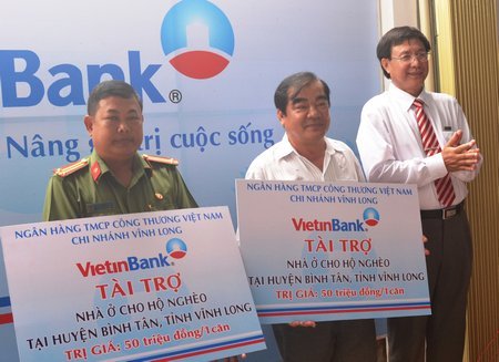  Dịp này, VietinBank tài trợ nhà ở cho 2 hộ nghèo tại huyện Bình Tân, mỗi căn trị giá 50 triệu đồng.