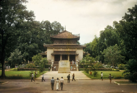 Nằm trong khuôn viên Thảo Cầm Viên, đền thờ vua Hùng là một trong những nơi thờ Hùng Vương có lịch sử lâu đời tại Sài Gòn. Ảnh: Douglas Ross.