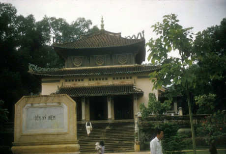 So với ngày nay, khác biệt lớn nhất của ngôi đền vào thời điểm năm 1966 là phía trước đền có một bức bình phong ghi dòng chữ Đền Kỷ Niệm - tên gọi của công trình từ thời thuộc địa. Ảnh: Douglas Ross.