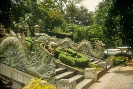Một số hình ảnh khác về đền thờ vua Hùng ở Thảo Cầm Viên Sài Gòn năm 1966. Ảnh: Douglas Ross.