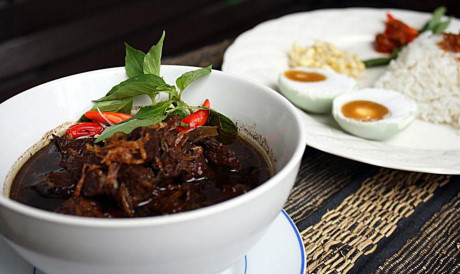 Súp thịt bò Nasi Rawon (Indonesia). Món đặc sản này được làm từ gạo nấu cùng với nước súp thịt bò đen. Với thành phần là thịt bò tươi được cắt hạt lựu nhỏ cùng nước sốt hấp dẫn, Nasi Rawon được ăn cùng với cơm và các món mặn.