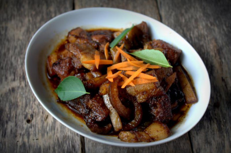Adobo (Philippines). Adobo là một trong những món ăn đặc sắc nhất của Philippines. Nguyên liệu chính thường được sử dụng là thịt gà hoặc thịt lợn, được tẩm ướp tỏi và nước tương trong vài giờ đồng hồ. Sau đó thịt tiếp tục được hầm trong nước với giấm, lá nguyệt quế, muối, hạt tiêu đen và một số loại gia vị truyền thống khác.